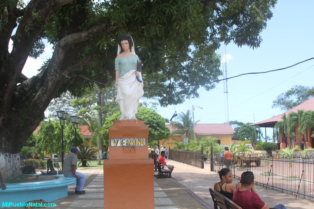 Estatua del verano en Trujillo, Colon