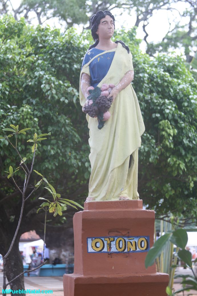 Estatua del otono en elparque central de Trujillo, colon