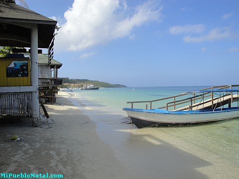 living in roatan